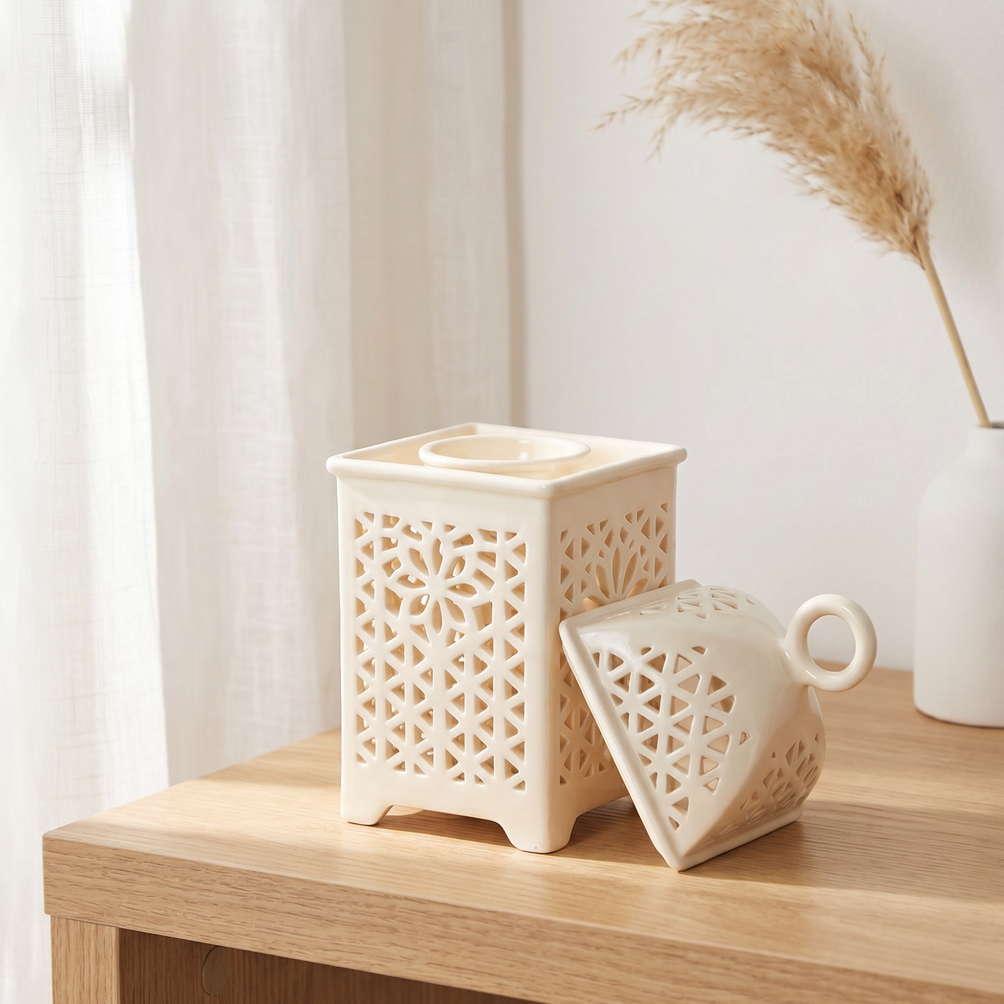 Quemador de aromas de ceramica calada con tapa y asa en forma de anilla