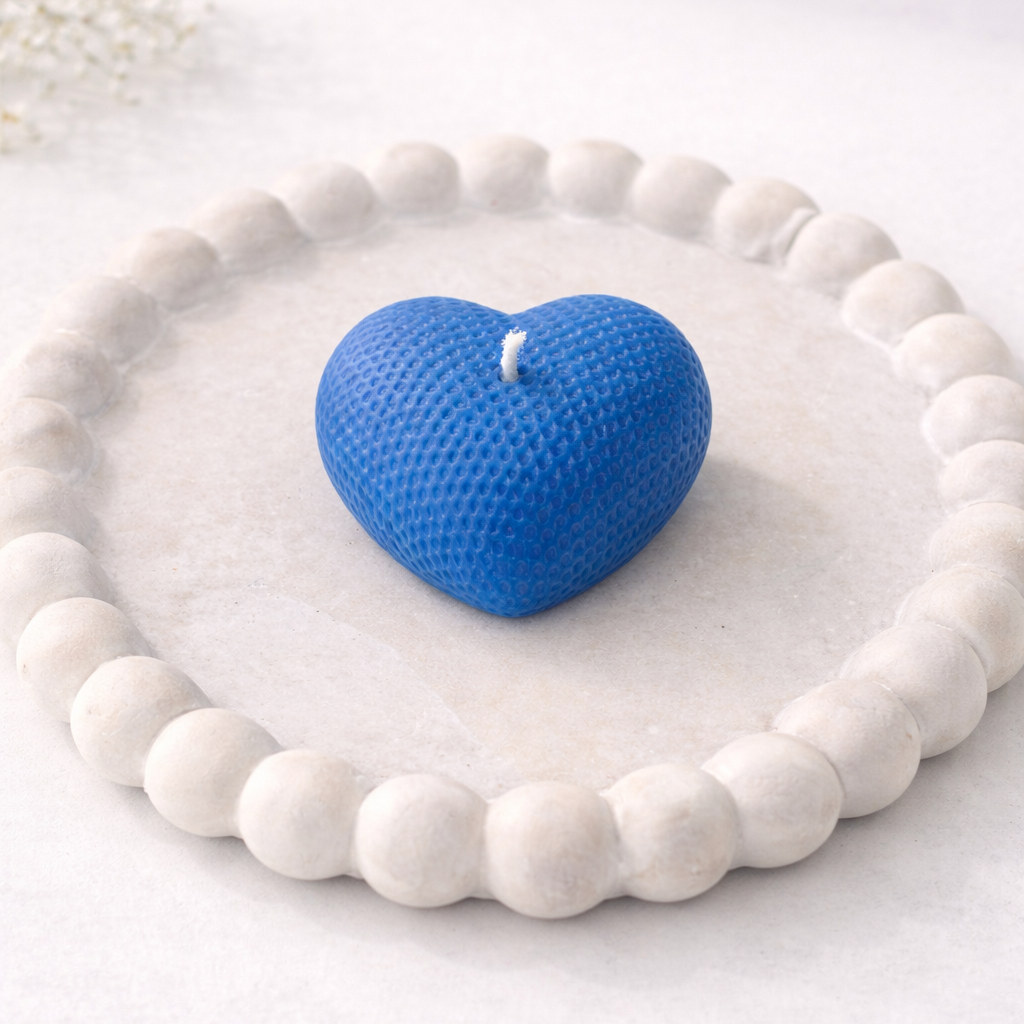 Vela decorativa Corazón Eirèa de soja color azul sobre bandeja redonda
