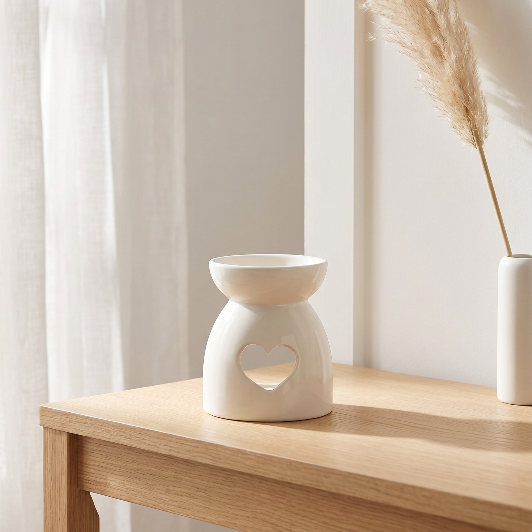 Quemador de cera de ceramica de estilo simple con hueco en forma de corazon en el cuerpo de color blanco