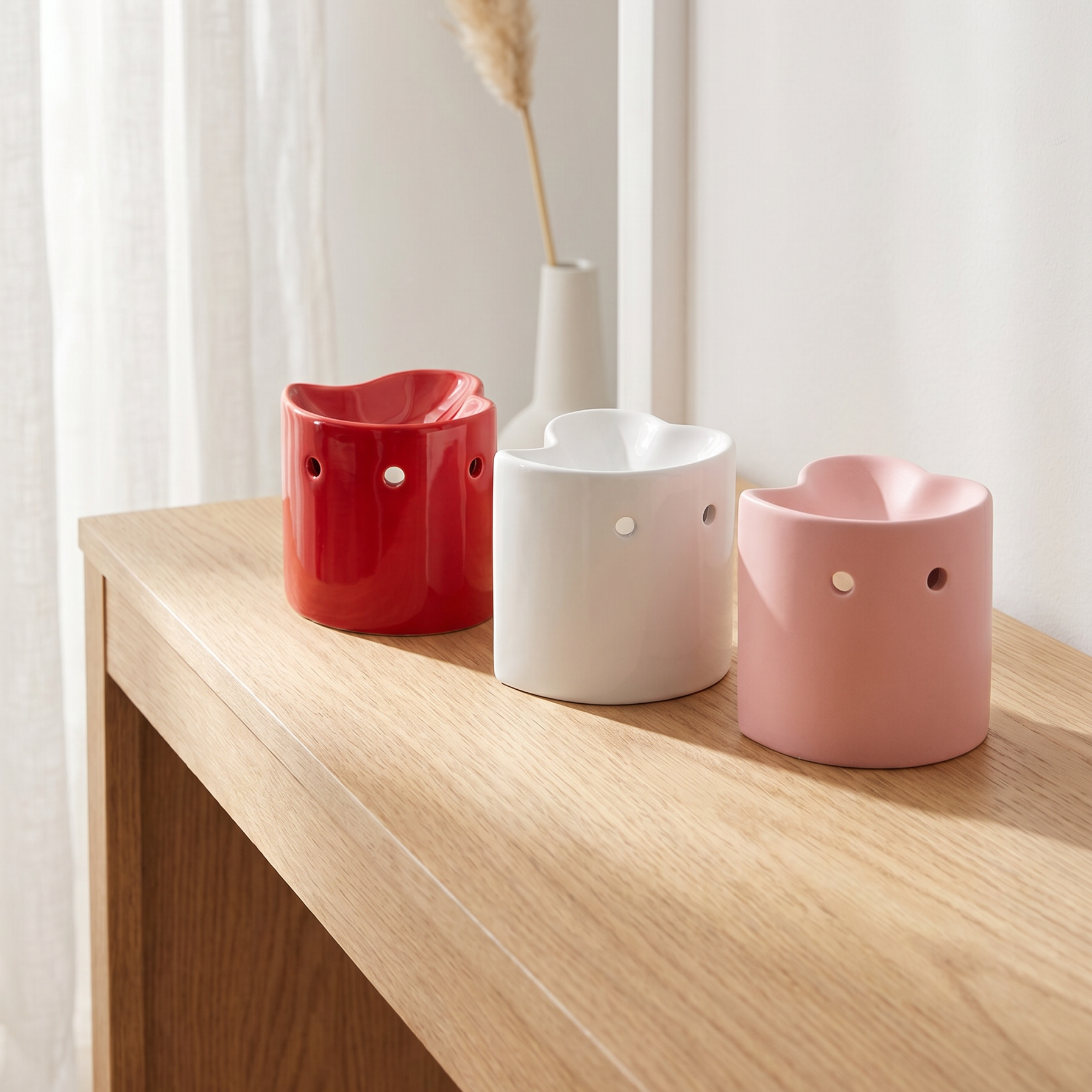 Quemador de cera de ceramica en forma basica de corazon en colores rojo, rosa y blanco combinados