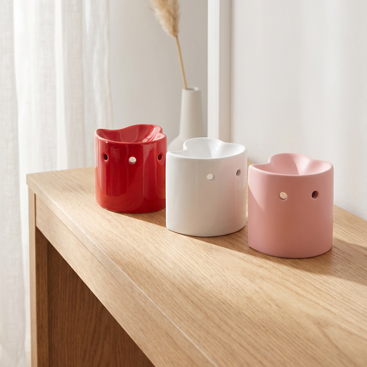 Quemador de cera de ceramica en forma basica de corazon en colores rojo, rosa y blanco combinados