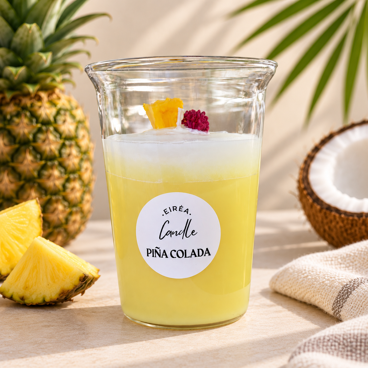 Vela con aroma a piña colada inspirada en el cocktail, decorada con piña y frambuesa. Hecha en cera de soja natural y sin tóxicos