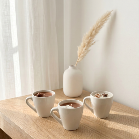 Mini tacita aromatica en ceramica blanca con wax melt decorativo aromas leche caliente chocolate fondant y cafe tostado elaborada a mano pieza a pieza