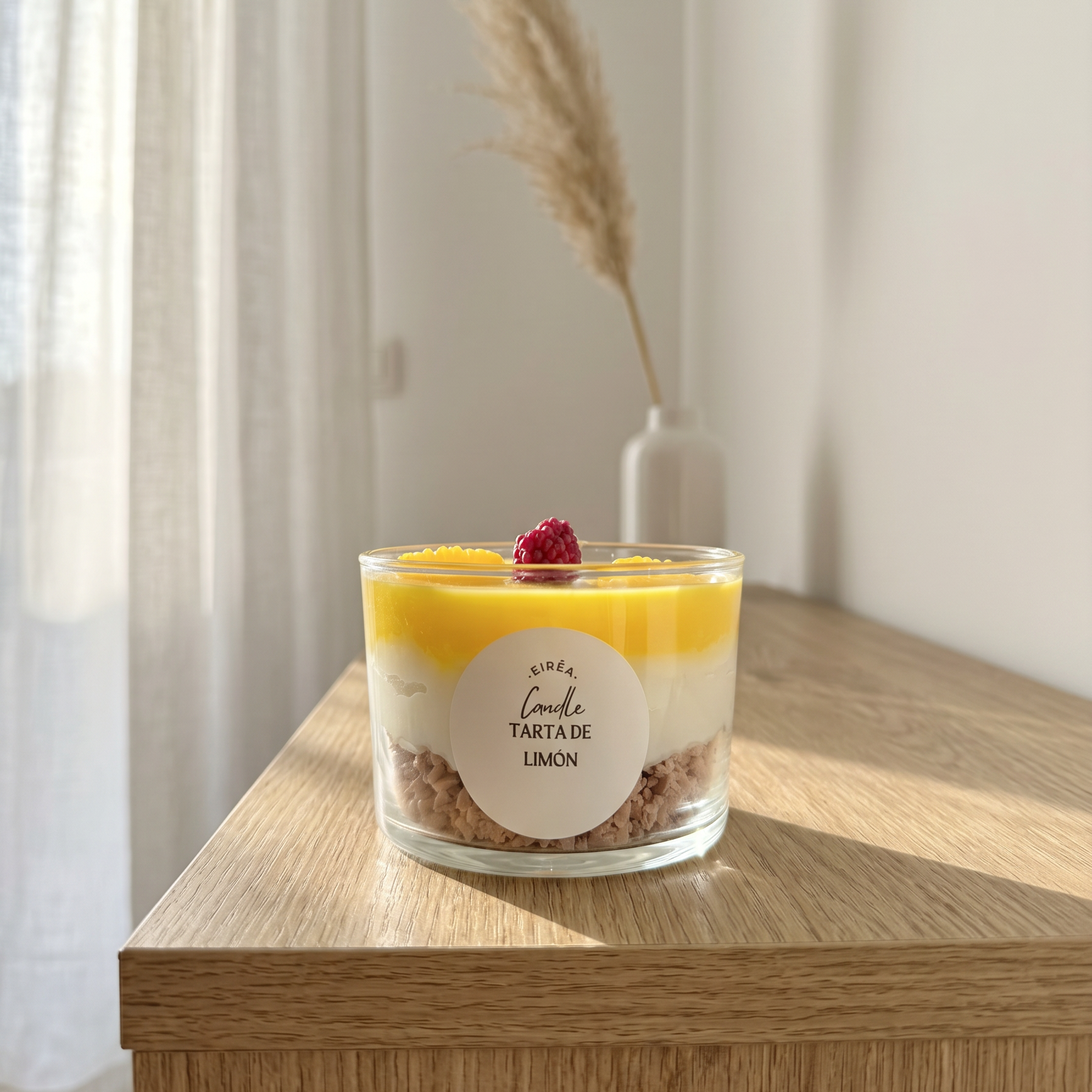 Vela de postre aromatica en vaso de cristal aroma tarta con capas decorativas elaborada a mano pieza a pieza